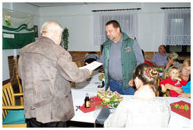 R. Karol &uuml;berreicht H. Fl&auml;mig die silberne Ehrennadel des Verbandes Angeln und Naturschutz Th&uuml;ringen - f&uuml;r langj&auml;hrige verdienstvolle Vereinsarbeit &amp;#8230;