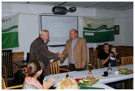 da ist wohl einer &uuml;berrascht &amp;#8230; - R. Karol &uuml;berreicht unserem 1. Vorsitzenden Th. Schmidt - die Ehrennadel des Landesverbandes in Bronze &amp;#8230;