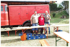 &amp;#8230; das &amp;#8220;Durstl&ouml;schfahrzeug&amp;#8221; des Feuerwehrverein`s Breitungen und die Besatzung &amp;#8230;